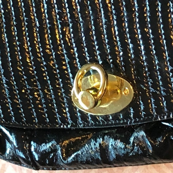 Sweet little vintage black clutch with detachable chain and flap lock - Picture 2 of 8